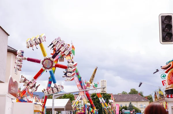 Villach, Avusturya - 30 Temmuz 2025: Avusturya 'da renkli gösteriler ve hareketli bir ambiyansın yer aldığı Villacher Kirchtag festivalinde eğlence gezileri