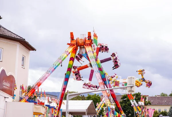 Villach, Avusturya - 30 Temmuz 2025: Villacher Kirchtag festivalinde eğlenceli geziler, renkli dekorasyonlar ve açık hava ortamında heyecan verici gösteriler