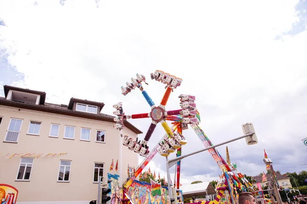Villach, Avusturya - 30 Temmuz 2025: Villacher Kirchtag festivalinde canlı dönme dolap, süslerle süslenmiş, kutlamanın kalbinde neşeli bir ortam yaratıyor.