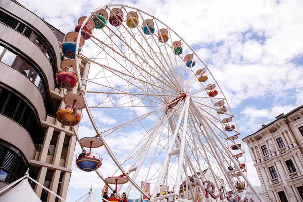 Villach, Avusturya - 30 Temmuz 2025: Villacher Kirchtag Festivali 'nde tarihi mimari ve hareketli ambiyansa karşı renkli dönme dolap