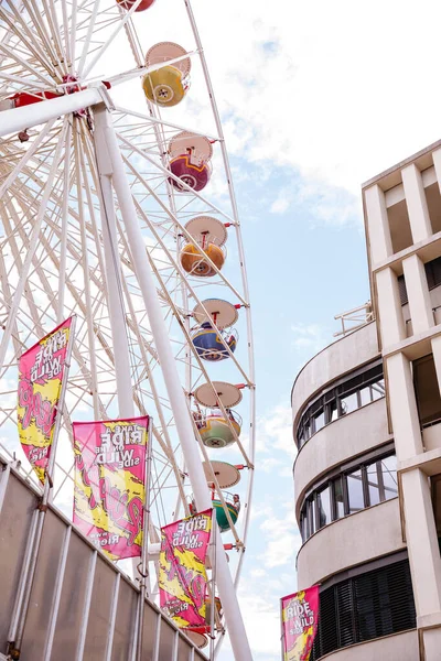 Villach, Avusturya - 30 Temmuz 2025: Renkli dönme dolap, Villacher Kirchtag festivali sırasında canlı bir ortam yaratan canlı gondollar ve afişler içeriyor