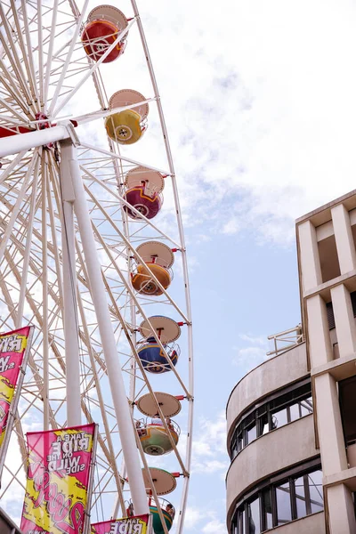 Villach, Avusturya - 30 Temmuz 2025: Villacher Kirchtag Festivali 'nde renkli dönme dolap, canlı gondollar ve parlak bir gökyüzü, festival atmosferini artırıyor