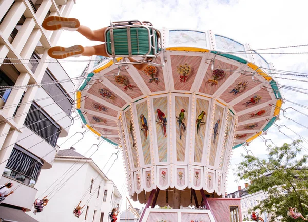 Villach, Avusturya - 30 Temmuz 2025: Villacher Kirchtag festivalinde neşeli biniciler ve canlı dekorasyonlar, canlı bir ortam yaratıyor