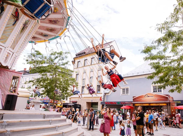 Villach, Avusturya - 30 Temmuz 2025: Villacher Kirchtag festivalinde birçok seyirciyle coşkulu bir ortamda eğlenen mutlu sürücüler görülüyor