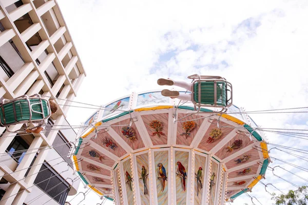 Villach, Avusturya - 30 Temmuz 2025: Renkli salıncak atlıkarıncasında canlı dekorasyonlar ve Villacher Kirchtag festivalinde eğlenen sürücüler festival atmosferi sergiliyorlar