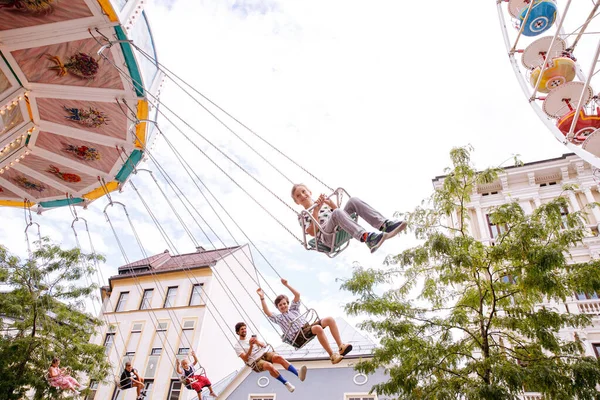 Villach, Avusturya - 30 Temmuz 2025: Çocuklar Villacher Kirchtag festivalinde renkli dekorasyonlar ve canlı ambiyansla eğleniyorlar