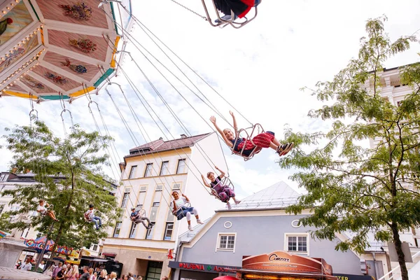 Villach, Avusturya - 30 Temmuz 2025: Villacher Kirchtag festivalinde eğlenceli sürücüler karnaval atmosferinin heyecanını yaşıyor