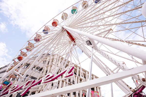 Villach, Avusturya - 30 Temmuz 2025: Villacher Kirchtag festivalinde dönme dolap, parlak bir gökyüzü altında dönen renkli gondollar, canlı bir ortam sergiliyor