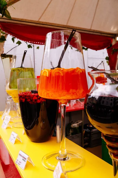 Villach, Avusturya - 30 Temmuz 2025: Canlı içkiler Villacher Kirchtag festivalinde sergilendi, parlak renkler ve yaz etkinlikleri için ideal ortam