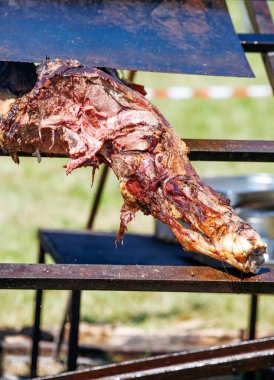Güneşli bir günde, açık havada ızgaralı kuzu rostosu.