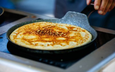 Tava sapıyla ızgarada pişen altın krep..