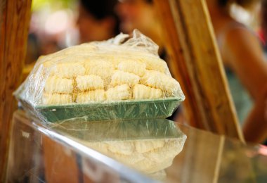 Baklava tatlıları şeffaf ambalajla açık hava pazarında sergileniyor.