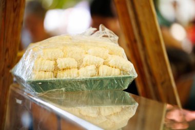 Pazar tezgahında yeni paketlenmiş baklava sergileniyor.