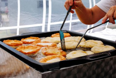 Elle kızartılan geleneksel kızarmış ekmek: açık havada lezzetli ev yapımı aperatif.