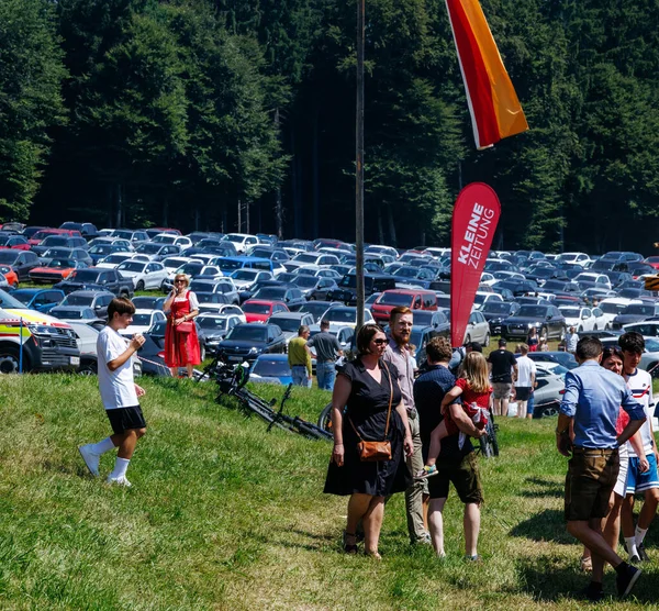 Ossiacher Tauern, Avusturya - 10 Ağustos 2025: Aileler Rindfleischfest 'te toplandı, park halindeki arabalar ve yemyeşil alanlar arasında etkinliklerin keyfini çıkardılar