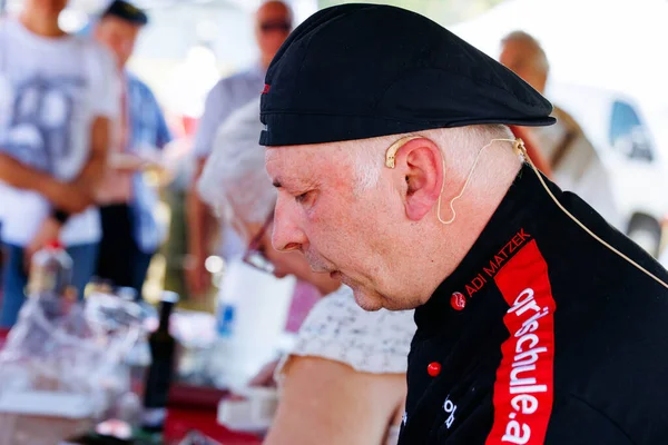 Ossiacher Tauern, Avusturya - 10 Ağustos 2025: Rindfleischfest 'te şef canlı bir açık hava ortamında lezzetli et yemekleri pişirmeye adanmıştır.