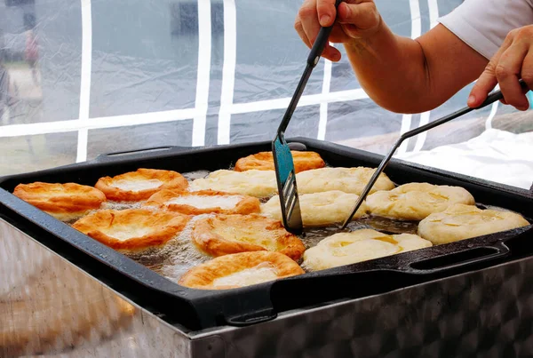 Elle kızartılan geleneksel kızarmış ekmek: açık havada lezzetli ev yapımı aperatif.