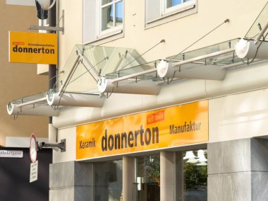 Lienz, Avusturya - 18 Eylül 2025: Donnerton seramik mağazası parlak tabela ve çağdaş tasarıma sahip olup, ziyaretçileri zarif çömlekçiliği ve zanaatkarlığı keşfetmeye cezbediyor