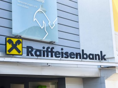 Lienz, Avusturya - 18 Eylül 2025: Raiffeisenbank ön cephesinde net markalaşma, finansal hizmetler ve toplumsal katılımın vurgulandığı çağdaş tasarım yer alıyor