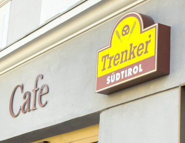 Lienz, Avusturya - 18 Eylül 2025: Trenker Sudtirol kafe tabelası inşaatta görülüyor, müşterileri karşılama alanında lezzetli hamur işleri ve içeceklerin keyfini çıkarmaya davet ediyor