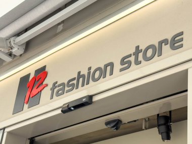 Lienz, Avusturya - 18 Eylül 2025: Moda mağazasının girişi şık tabelalar ve moda kıyafet seçenekleri arayan müşteriler için davetkar atmosfer