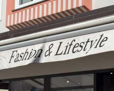 Lienz, Avusturya - 18 Eylül 2025: Moda ve Yaşam Tarzı dükkânı tabelası mağazanın vitrininde görünür, modern tasarım unsurlarıyla davet edici bir alışveriş ortamı yaratıyor