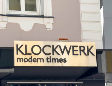 Lienz, Avusturya - 18 Eylül 2025: KLOCKWERK modern zaman işareti bir mağaza vitrininde, kentsel tasarım ve modern estetiği ön plana çıkarmıştır