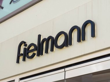 Lienz, Avusturya - 18 Eylül 2025: Fielmann mağaza tabelası ön cephede açıkça görülüyor, hareketli bir kentsel çevrede optik perakende markasını temsil ediyor