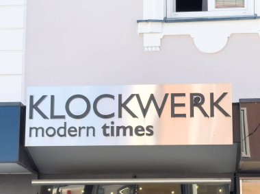 Lienz, Avusturya - 18 Eylül 2025: KLOCKWERK modern zaman işareti modern tasarım unsurları ve kentsel çevreyi vurgulayan bir bina cephesinde yer almaktadır