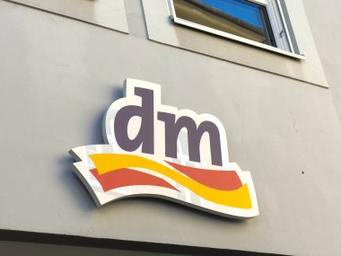 Lienz, Avusturya - 18 Eylül 2025: Dm logosu, tanınmış bir perakende mağazasının renkli tasarımını ve markasını vurguluyor.