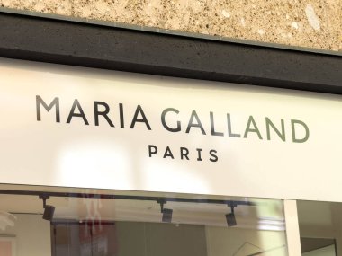 Lienz, Avusturya - 18 Eylül 2025: Maria Galland Paris tabelası lüks güzellik markalarını ön plana çıkarıyor, müşterileri şık atmosferde cilt ve kozmetik ürünlerini keşfetmeye davet ediyor