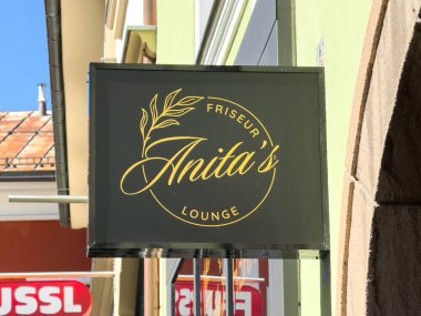 Lienz, Avusturya - 18 Eylül 2025: Anita 'nın Salon tabelası zarif bir şekilde tasarlandı, kuaför salonunun adını vurguladı ve hareketli bir şehir ortamında ambiyansı davet etti