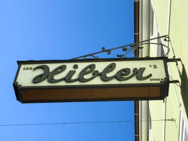 Lienz, Avusturya - 18 Eylül 2025: Leo Hibler 'ın Erben' inin mahsulü açık mavi gökyüzüne karşı belirgin bir şekilde sergilenmektedir.