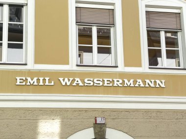 Lienz, Avusturya - 18 Eylül 2025: Emil Wassermann 'ın tabelası büyüleyici bir binada belirgin bir şekilde sergilendi, mimari ayrıntıları vurguladı ve atmosferi cezbetti