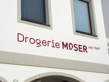 Lienz, Avusturya - 18 Eylül 2025: Moser eczane tabelası, 1947 'den bu yana modern tasarım ve yerel iş tarihini ön plana çıkaran dış yapı üzerine sergilendi