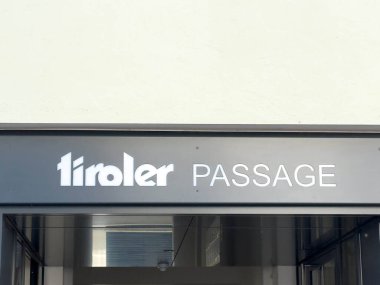 Lienz, Avusturya - 18 Eylül 2025: Tiroler Geçidi tabelası girişte açıkça görülüyor, parlak bir tasarım ve yoldan geçenler için davetkar bir ortam sunuyor