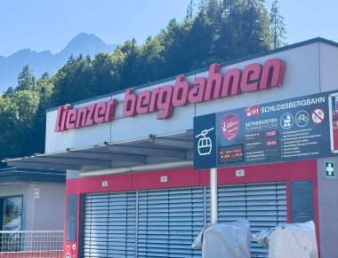 Lienz, Avusturya - 18 Eylül 2025: Lienzer Bergbahnen teleferik istasyonu, ziyaretçileri Alpleri keşfetmeye davet ederek çarpıcı dağ zeminine karşı çağdaş bir tasarım sergiliyor.