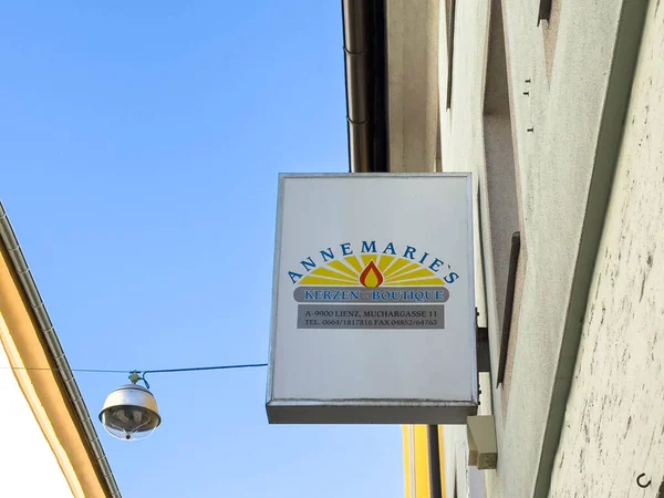 Lienz, Avusturya - 18 Eylül 2025: Annemarie 'nin Kreasyon Butik tabelası parlak renkler ve davetkar bir tasarım içeren binada belirgin bir şekilde sergilenmektedir