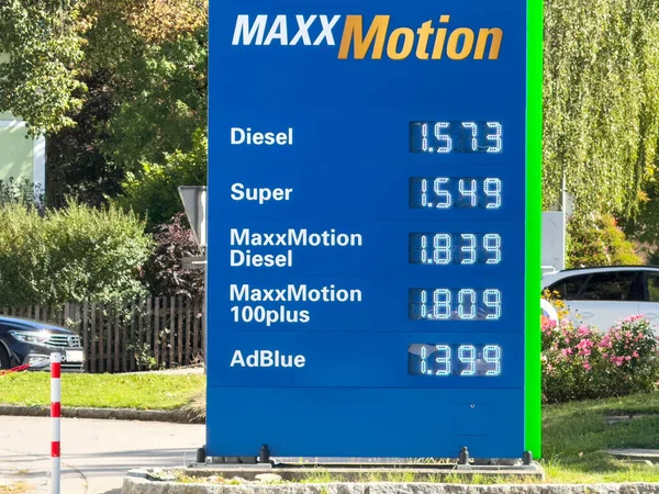 Lienz, Avusturya - 18 Eylül 2025: MAXXMotion benzin istasyonu fiyat tabelası, yemyeşil ve açık gökyüzünün ortasında dizel, süper ve AdBlue fiyatlarını gösteriyor