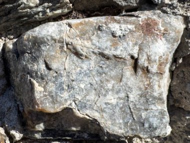 Yıpranmış dokusu ve doğal desenleri olan antik taş duvar..