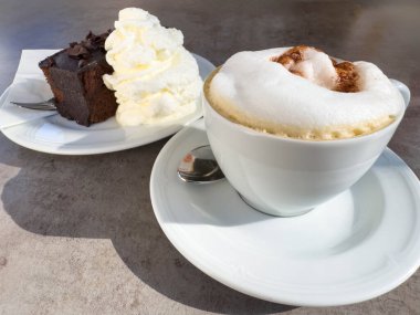 Masada çırpılmış çikolatalı kek ile nefis bir kapuçino..