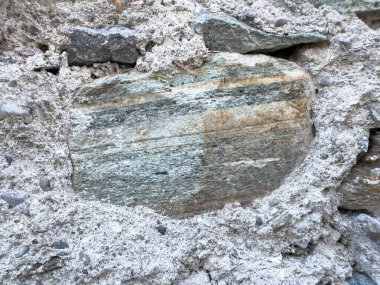 Katmanlı dokuları ve ince toprak tonlarıyla tortulu kaya oluşumuna yakın çekim.