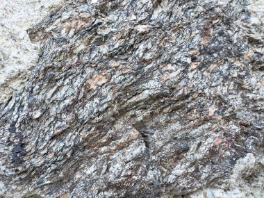 Doğal oluşumunda katmanlı çizgileri olan sert kaya dokusu..