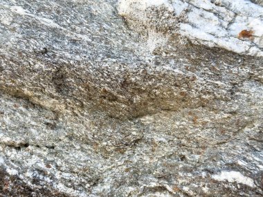 Doğal dokuları ve desenleri olan sert granit yüzeyin yakın çekimi.