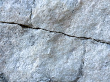 Yüzeyinde görünür çatlak olan doğal taş dokusu..