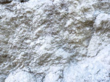 Dokulu kireçtaşı yüzeyinde doğal desenler ve kaba detaylar var..