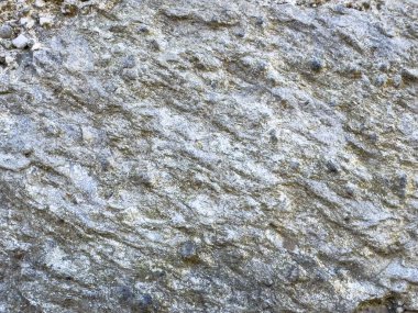 Doğal desenleri ve pürüzlü detaylarıyla desenli taş yüzeyi.