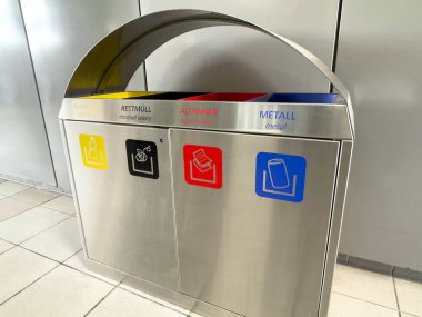 Wolfsberg, Avusturya - 19 Eylül 2025: Çağdaş geri dönüşüm istasyonu kağıt, metal ve atıklar için ayrı bölümler içeriyor, sürdürülebilirlik ve temizliği destekliyor