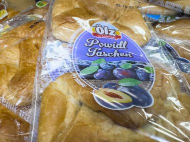 Wolfsberg, Avusturya - 19 Eylül 2025: Olz Powidltaschen hamur işleri ambalajda sergilenmekte, erik dolgusu sunulmakta ve altın-kahverengi kabuklara hitap etmektedir