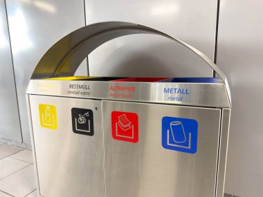 Wolfsberg, Avusturya - 19 Eylül 2025: Plastik, kağıt ve metal atıklarını ayırmak, sürdürülebilirlik ve çevre bilincini teşvik etmek amacıyla üç bölümlü modern geri dönüşüm istasyonu